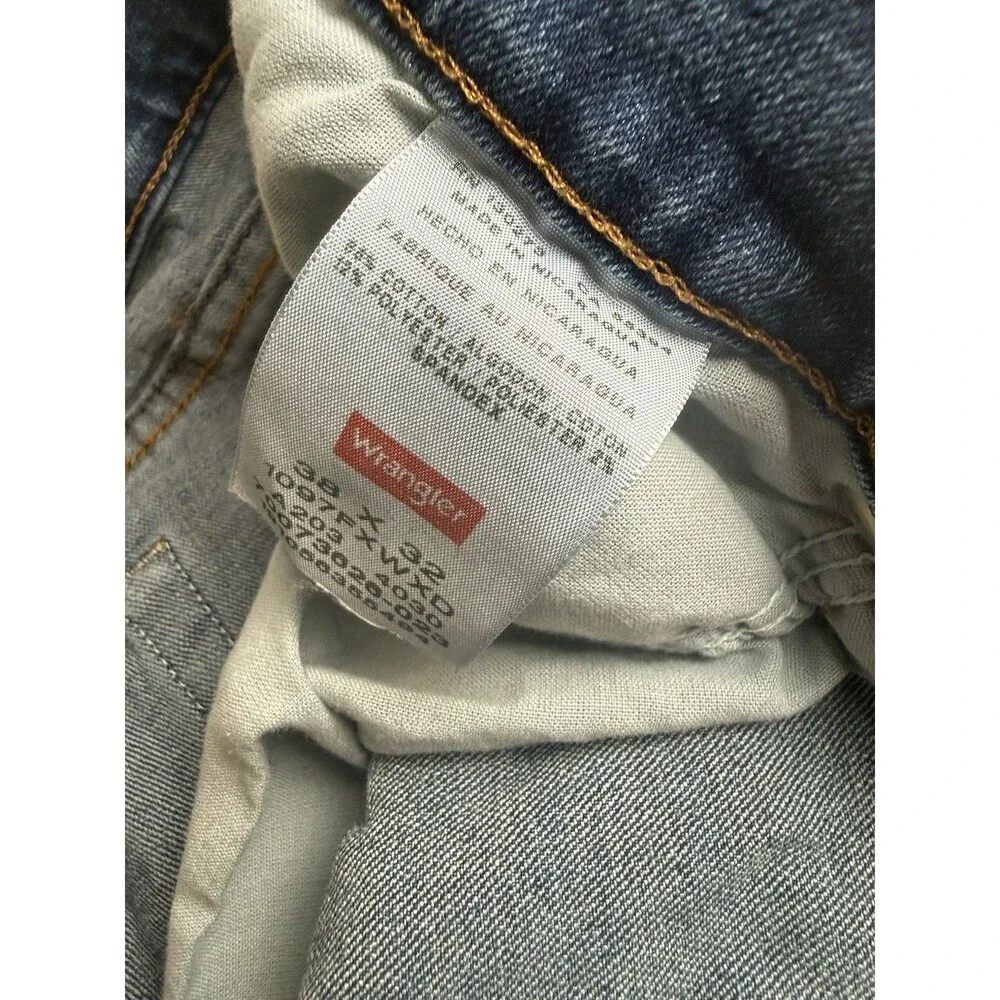 Wrangler Premium Quality Men's Blue Medium Wash Denim Straight Mid Rise 5-Pocket